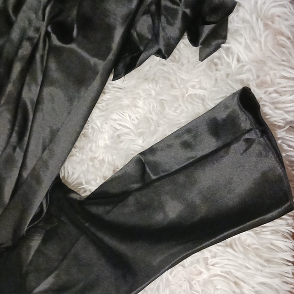 Black Robe - Picture 6 of 6